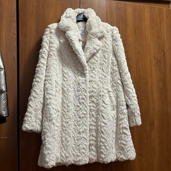 Faux fur coat. - Picture 2 of 4